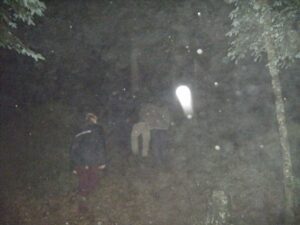 Observese como estas esferas siguen a las personas.